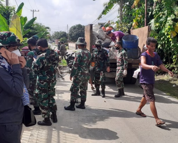 Lima Satgas Lingkungan Asri Kodim 0301/PBR Lakukan Goro Bersama Warga dan Tokoh Masyarakat di Kelurahan Limbungan Baru