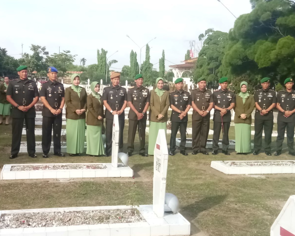 Ketua Persit KCK Cab L Kodim 0301/Pekanbaru Laksanakan Upacara Ziarah, Dalam Bersempena Hari Juang TNI AD 2019