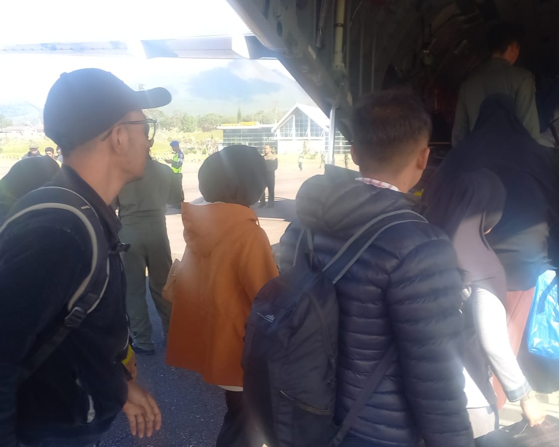 Cepat, Tepat dan Humanis Pesawat TNI AU Bantu Evakuasi Warga Terdampak Yang Sakit