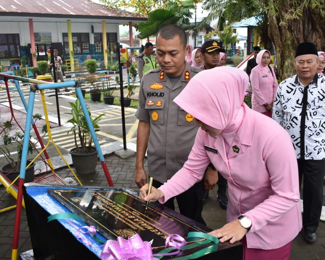 Kapolres Kampar Bersama Ketua Bhayangkari Resmikan Taman Lalulintas TK Bhayangkari 