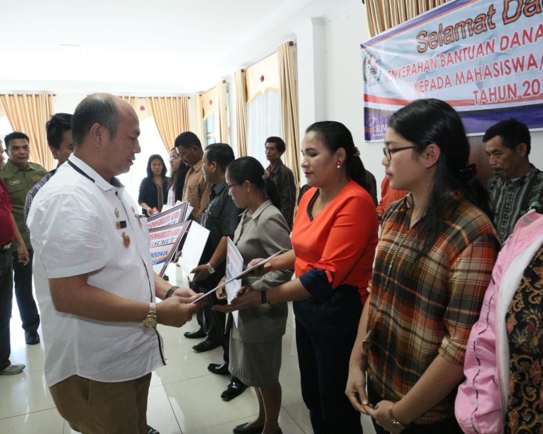 Perjuangkan SDM Berkualitas, Bupati Taput Memberi Bantuan 230 Mahasiswa Berprestasi