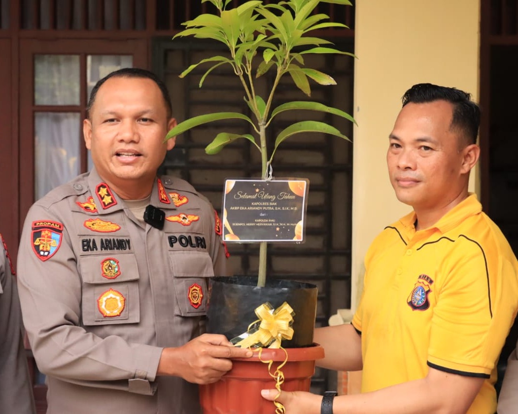 Secara Simbolis Kapolda Riau Beri Kado Spesial Ulang Tahun Kapolres Siak: Bibit Pohon untuk Warisan Hijau Masa Depan