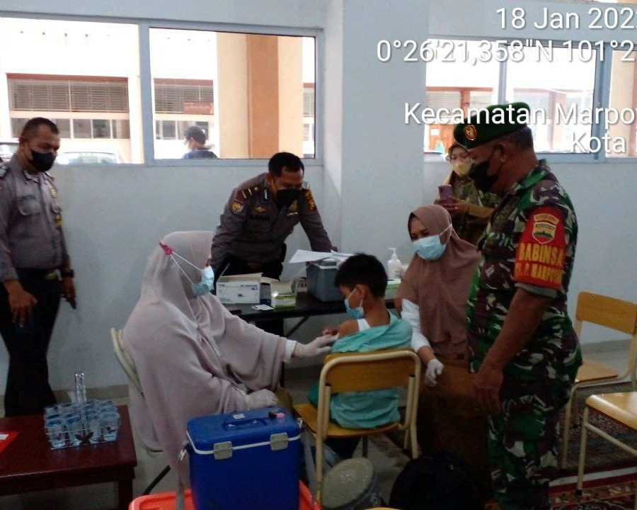 Babinsa Kodim 0301/PBR Monitor Pelaksanaan Vaksinasi Anak 6-11 Tahun di SD IT Cendikia Imam Asy Safii