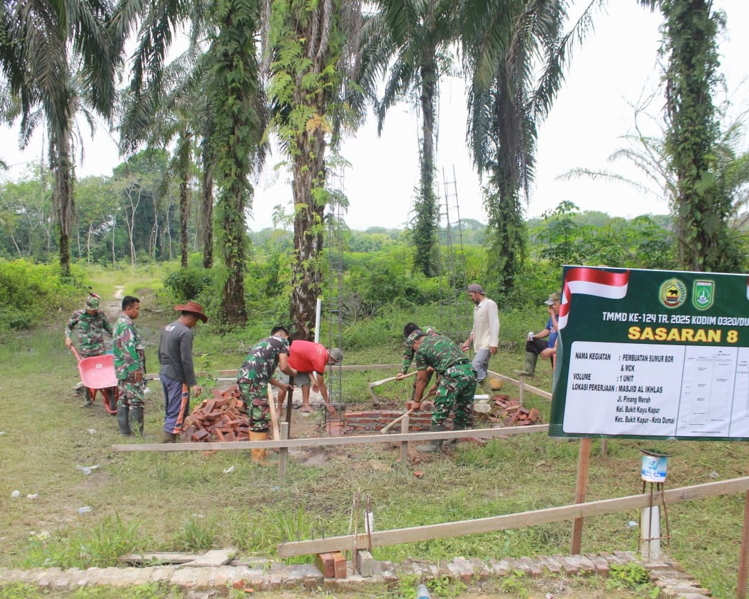Satgas TMMD Ke 124 Kodim/0320 Dumai Bersama Warga Wujudkan Sumur Bor dan MCK Berkualitas di Bukit Kayu Kapur