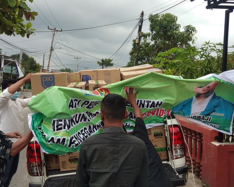 Cegah Penyebaran Covid-19, Babinsa Kodim 0301/PBR Bersama GP Anshor Bagikan Vitamin Dan Hand Sanitizer Kepada Masyarakat Kelurahan Tangkerang Tengah