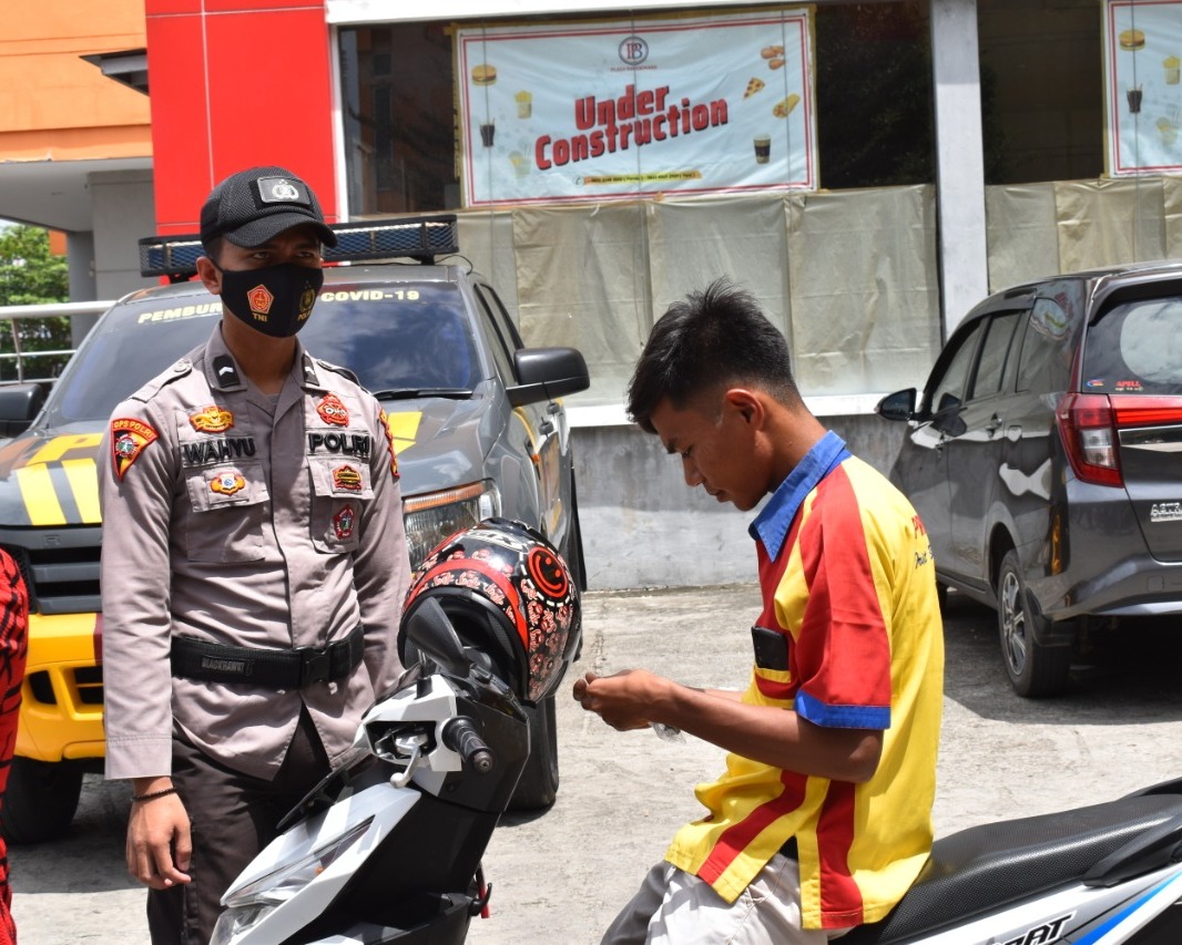 Jajaran Polres Kampar Hari Ini Bagikan 1000 Masker Untuk Masyarakat di Kota Bangkinang