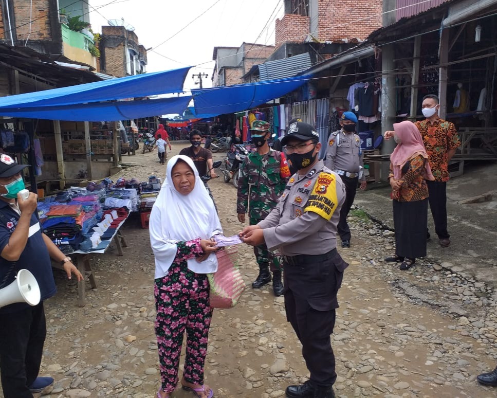 Babinsa Kodim 0301/PBR Ikuti Gelar Operasi Yustisi Tahun 2020 di Pasar Pagi Arengka