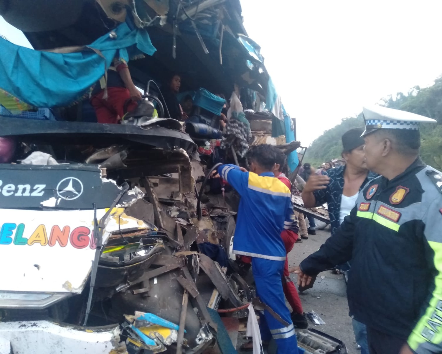 Sigap, Personel Sat PJR Ditlantas Polda Riau dan Tim Lalin HK Berjibaku Selamatkan Korban Kecelakaan di Tol Pekanbaru–Dumai
