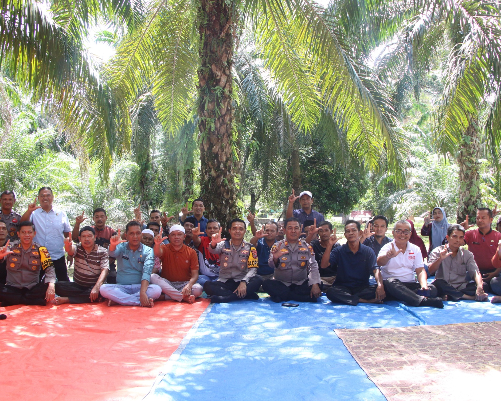 Kapolres Rohul Gelar Temu Ramah dan Tanam Pohon Bersama Tokoh Masyarakat di Rambah Tengah Hulu