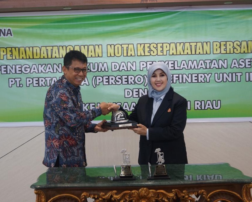 Penandatanganan MoU Dengan Pertamina, Kajati Riau Dr. Mia Amiati, SH, MH Agar Menjadi BUMN Yang Profesional, Integritas, Akuntabel