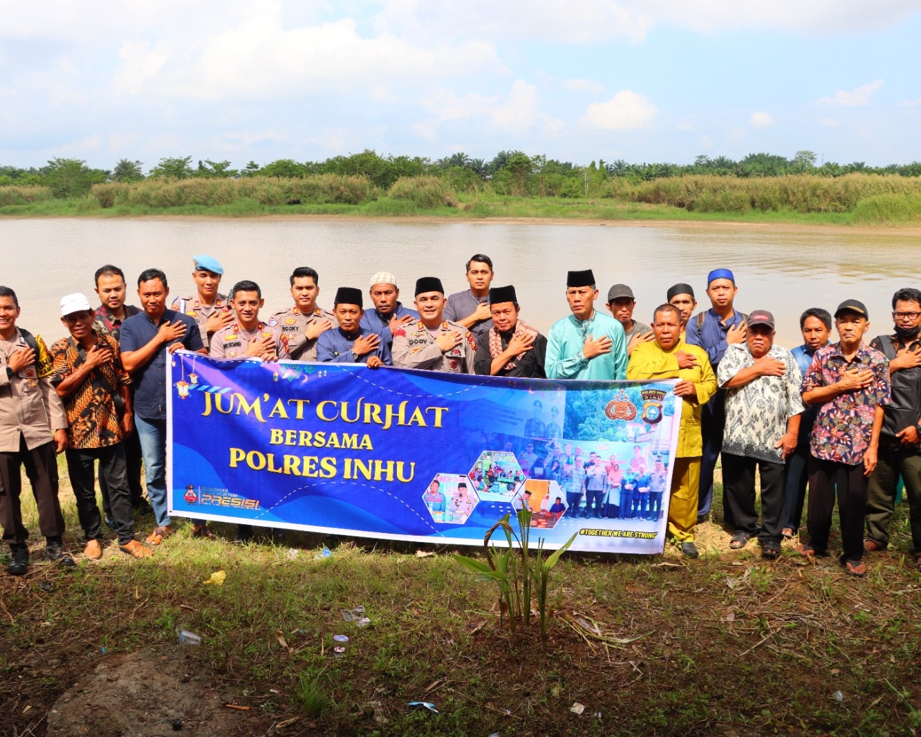 Seberangi Sungai Indragiri, Kapolres Inhu Tampung Keluhan Warga Desa Pulau Gajah Kecamatan Rengat