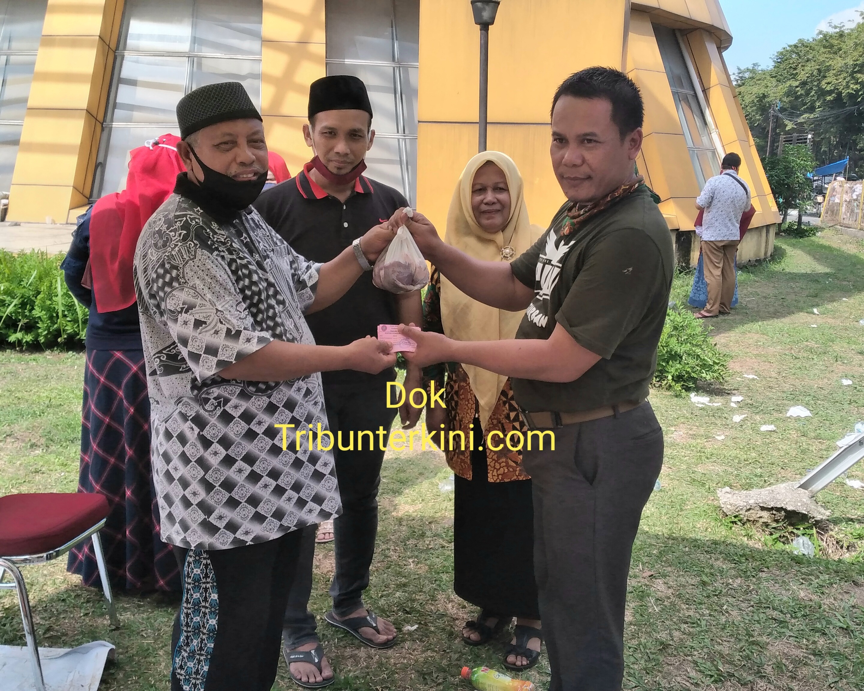 Hari Raya Idul Adha 1441 H, PGRI Riau Perdana Sembelih Dua Ekor Kerbau di Gedung PGRI
