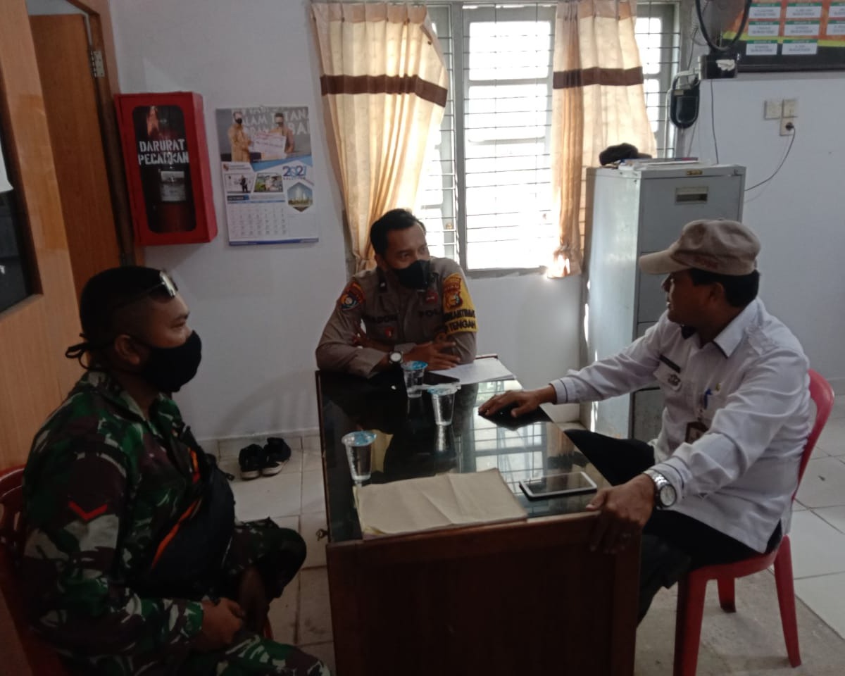 Menekan Penyebaran Covid-19, Babinsa Kodim 0301/PBR Laksanakan Komsos Sosialisasi Prokes di Kantor Lurah Kampung Tengah