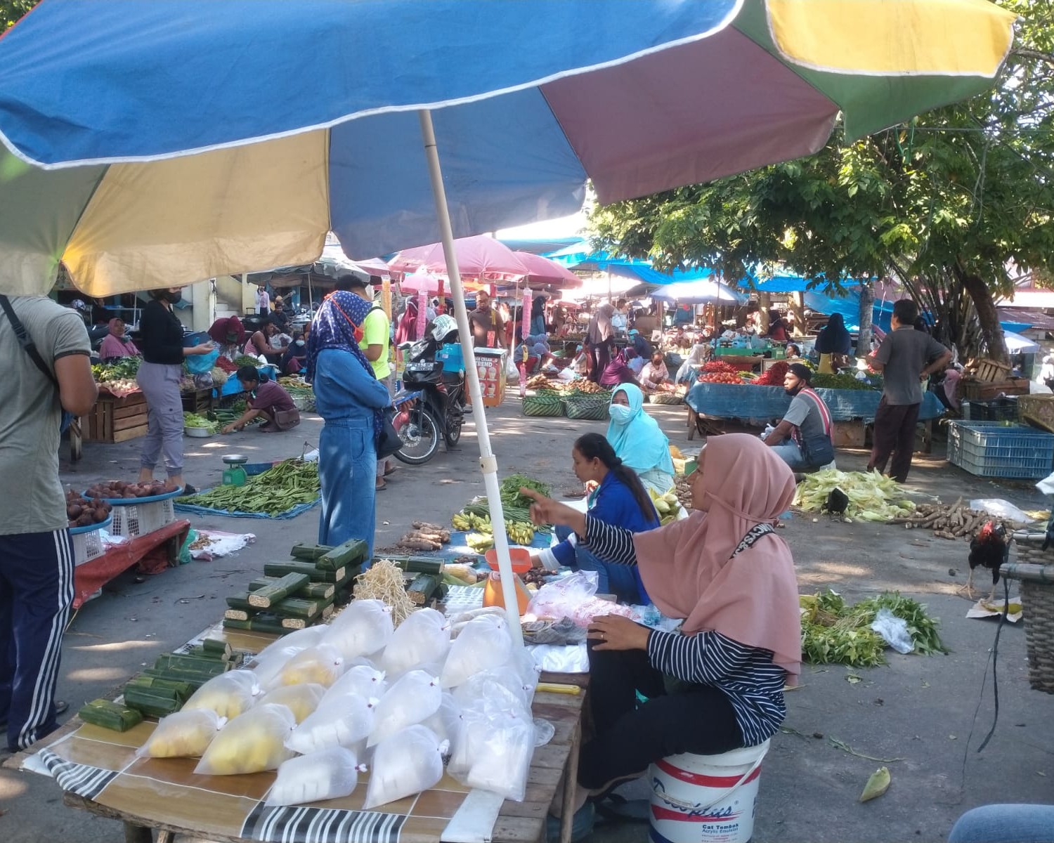 Babinsa Kodim 0301/PBR Terus Berikan Himbauan Kepada Pedagang dan Pengunjung di Pasar Rumbai