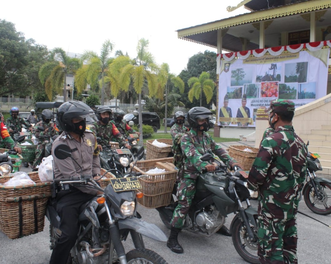 Dandim 0301/PBR Pimpin Pelepasan Pembagian Nasi Bungkus Kepada Masyarakat Yang Terdampak Covid-19 di LAM Riau