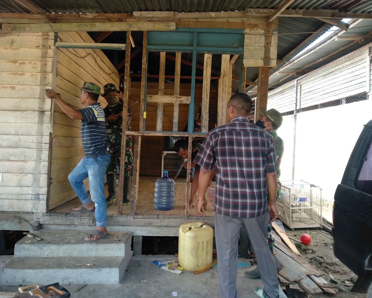 Personil Babinsa Kodim 0301/PBR Membantu Warga Memperbaiki Rumah