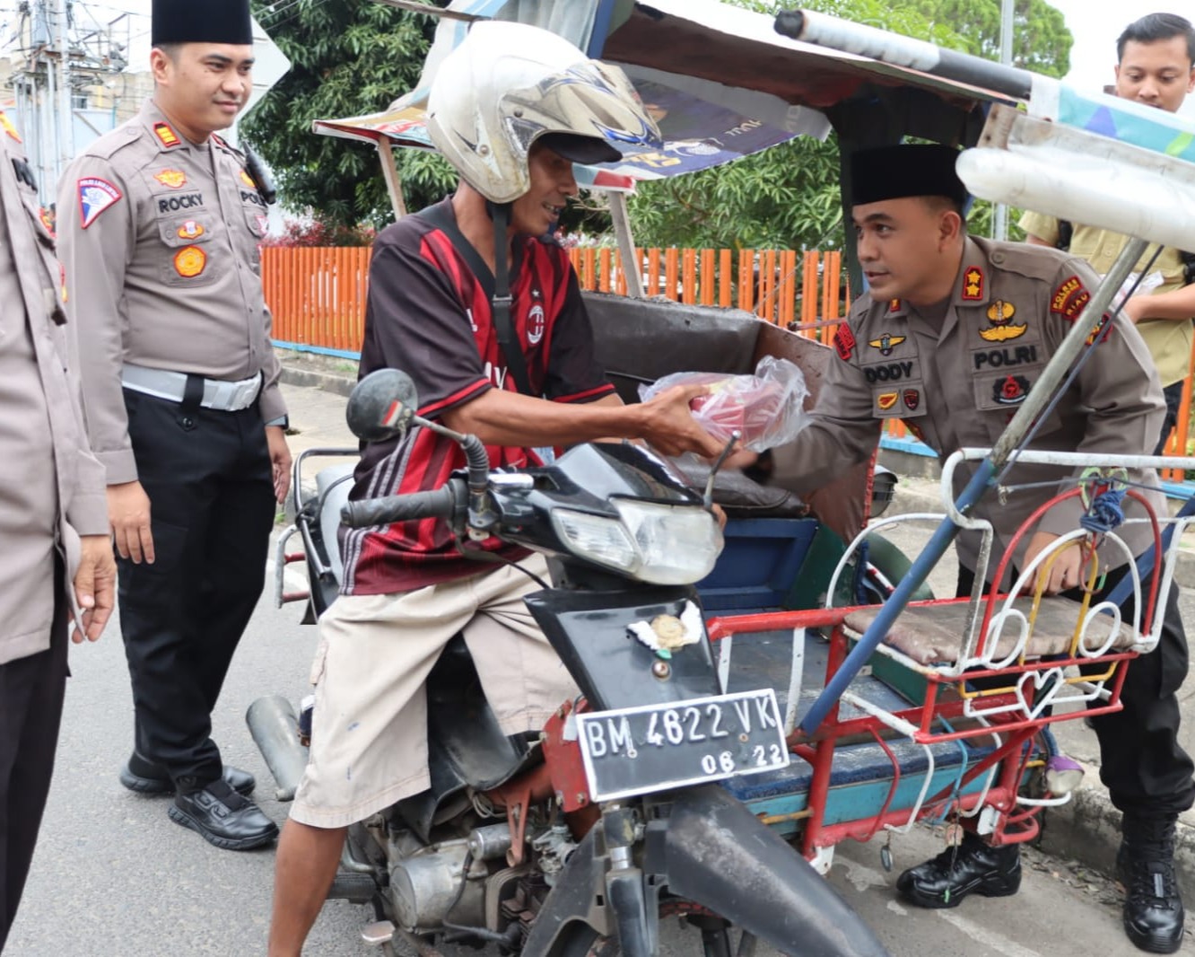 Bagikan Takjil Untuk Pengguna Jalan, Ini Pesan Kapolres Inhu