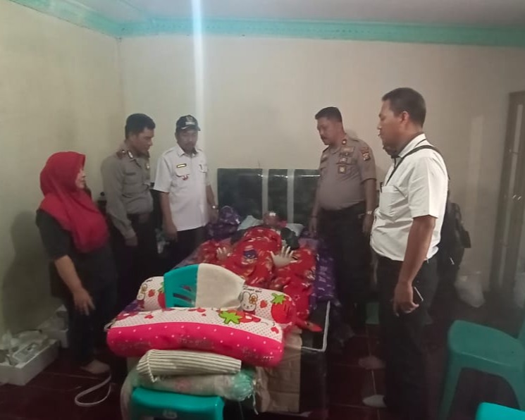 Kapolsek Tapung Kunjungi dan Bantu Warga Yang Terkena Kanker Otak di Desa Trimanunggal