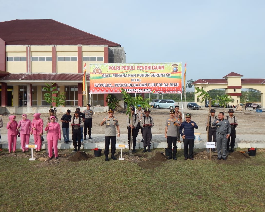 Sukseskan Gerakan Menanam Pohon, Waka Polda Riau dan Bupati Kampar Tanam Pohon di Kawasan SPN