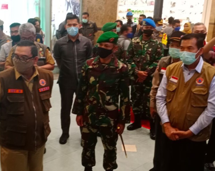 Dandim 0301/PBR Bersama Forkopimda Provinsi Riau dan Forkopimda Kota Pekanbaru Lakukan Peninjauan Penegakan Disiplin Pelaksanaan Prokotol Kesehatan di Pusat Keramaian