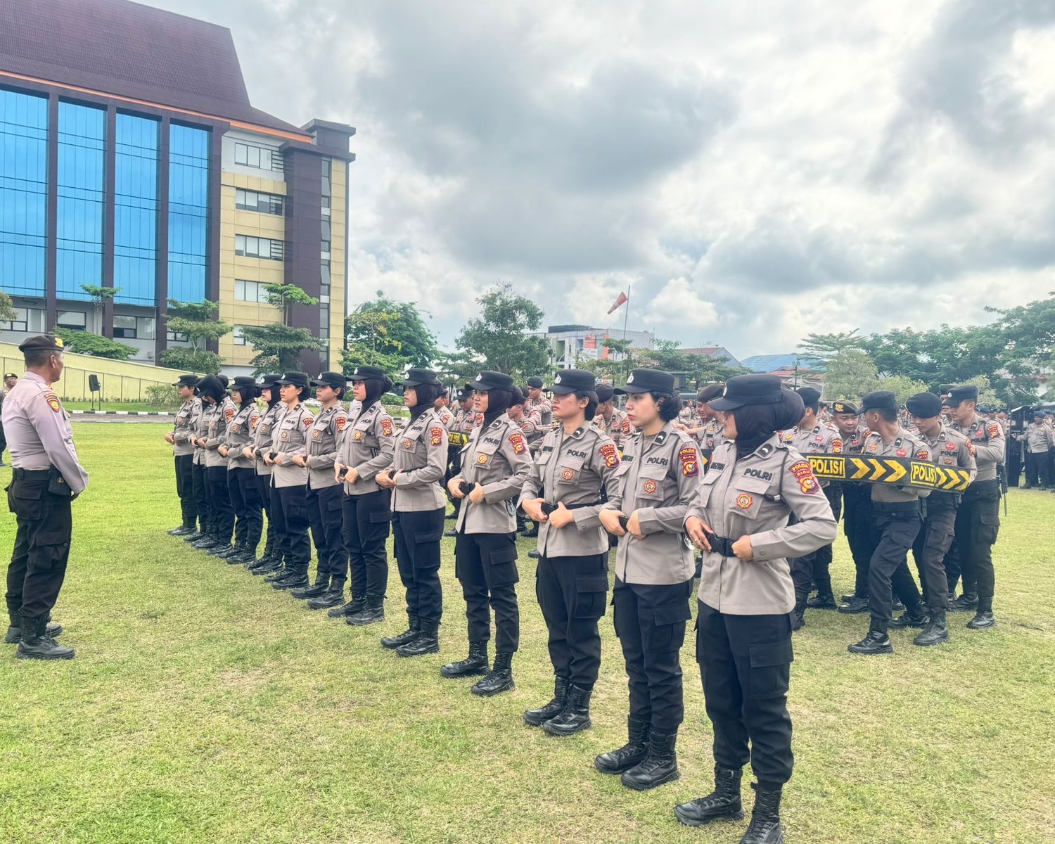 Polda Riau Latihan Taktis Hadapi May Day 2025 Fokus Pada Pendekatan Humanis