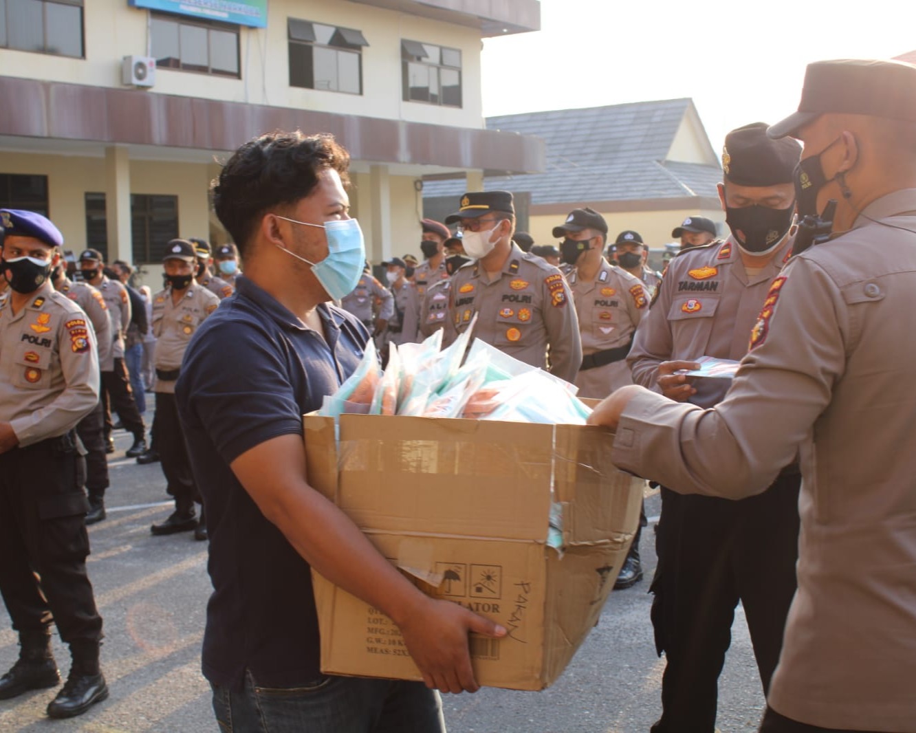 Kapolresta Berikan Reward Kepada Bhabinkamtibmas dan Personil Polda Riau BKO Polresta Pekanbaru Atas Pencapaian Tracing Covid-19