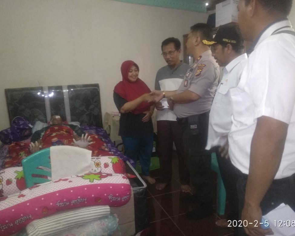 Kapolsek Tapung Kunjungi dan Bantu Warga Yang Terkena Kanker Otak di Desa Trimanunggal