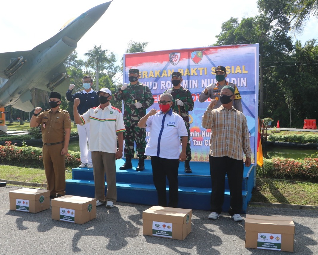 Danlanud RSN Hadirkan Babinsa AU, AD, dan Bhabinkamtibmas Berikan Ratusan Sembako