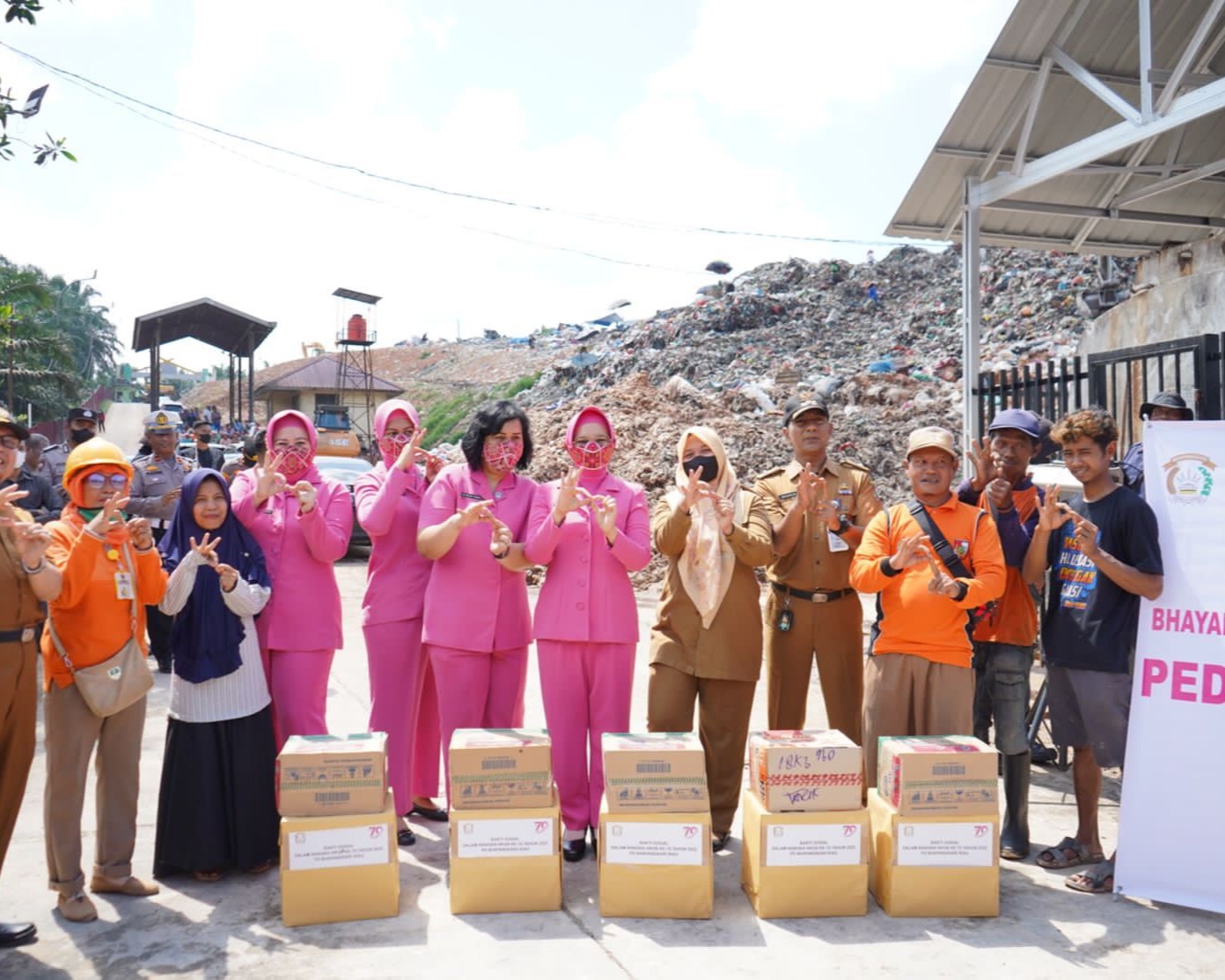 Resmikan MCK Dan Bagikan Sembako Kepada Pekerja di TPA Muara Fajar, Ketua Bhayangkari Daerah Riau Ny Nindya M. Iqbal: Mereka ‘Pahlawan’ 