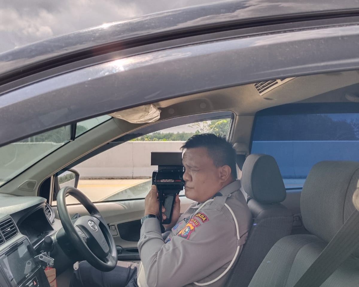Ditlantas Polda Riau Turunkan Tim Speed Gun Guna Pantau Batas Kecepatan Pengendara Yang Melintas di Jalan Tol