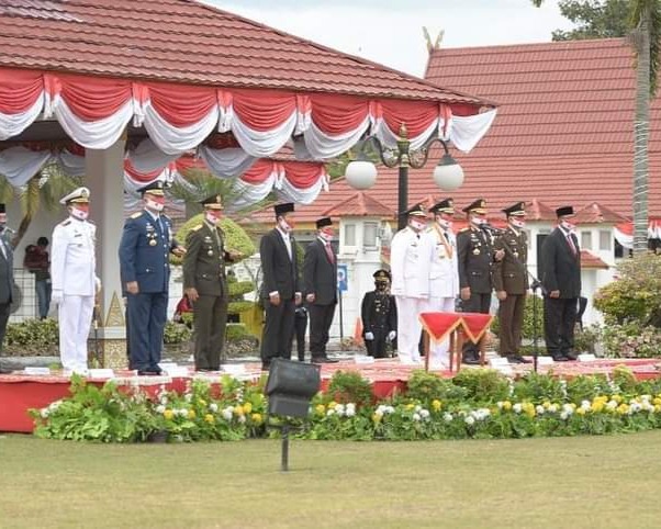 Upacara Bendera HUT RI Ke-75 di Halaman Gedung Daerah Provinsi Riau, Menerapkan Protokol Kesehatan