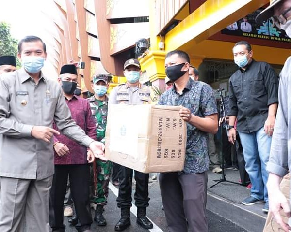 Dandim 0301/Pekanbaru Hadiri Kegiatan Pelepasan Penyaluran BCP dan Paket Sembako Untuk Masyarakat Yang Terdampak Wabah Pandemi Covid-19 Serta Bantuan Masker dan APD