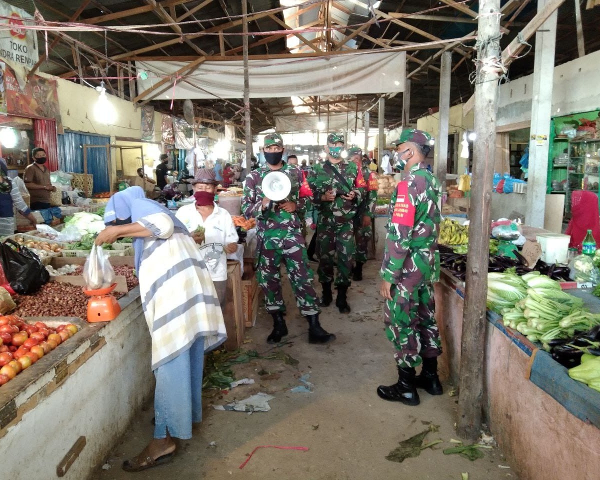 Sosialisasikan Disiplin Protokol Kesehatan, Babinsa Kodim 0301/PBR Sampaikan Himbauan Kepada Pedagang dan Masyarakat Di Pasar Dupa