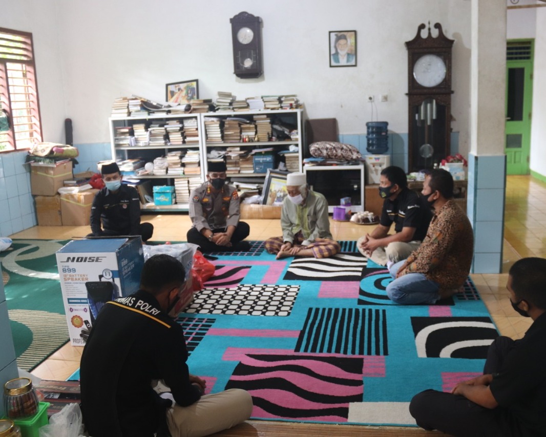Kunjungi Ponpes Raudatul Ulum, Tim Warung Jumat Polda Banten Salurkan Paket Sembako