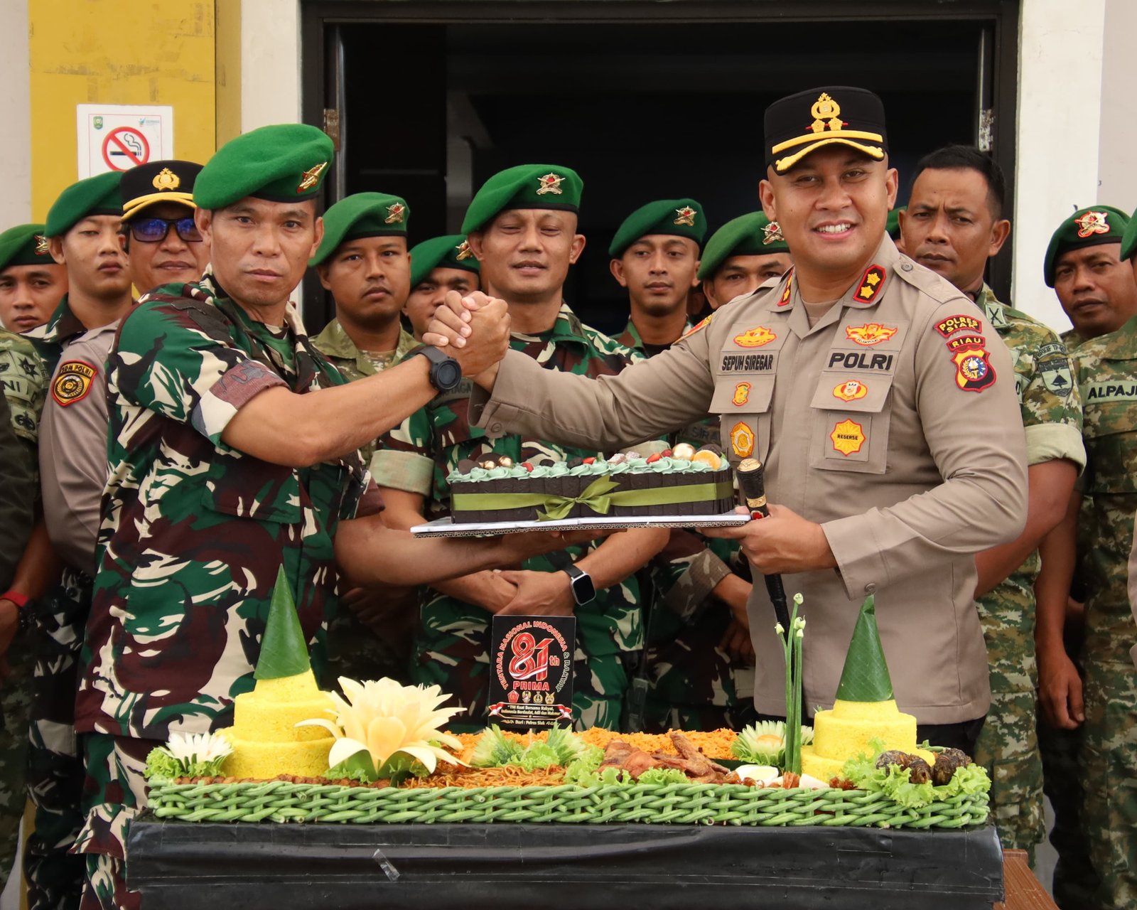 Perkuat Sinergitas di HUT TNI Ke-81, Kapolres Siak Boyong Tumpeng dan Kejutan Kehangatan ke Makodim 0322/Siak dan Brigif TP 89/GG
