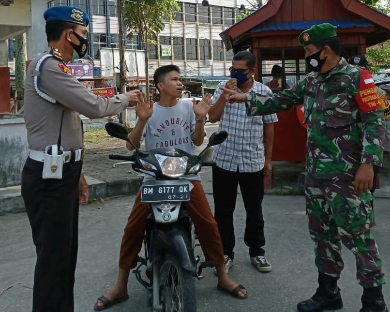 Babinsa Kodim 0301/PBR Laksanakan Penerapan Prokes di Fasilitas Umum