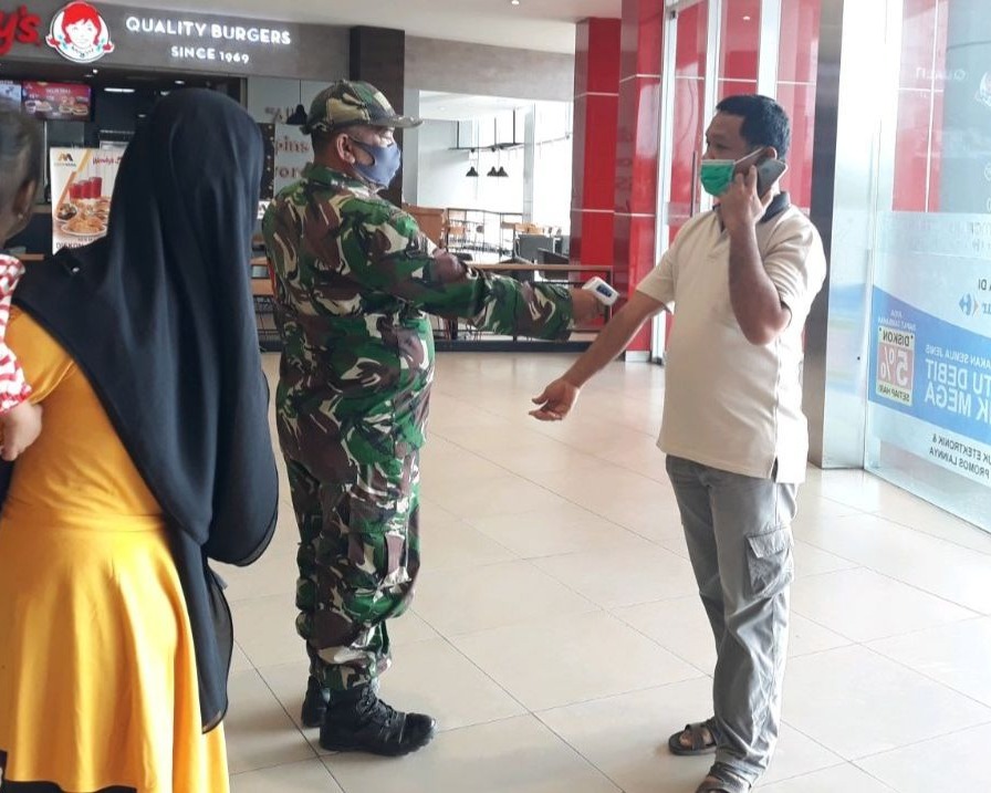 Babinsa Kodim 0301/PBR Terus Lakukan Pengawasan Prokes Guna Mencegah Penyebaran Covid-19 Di Tempat Pembelanjaan