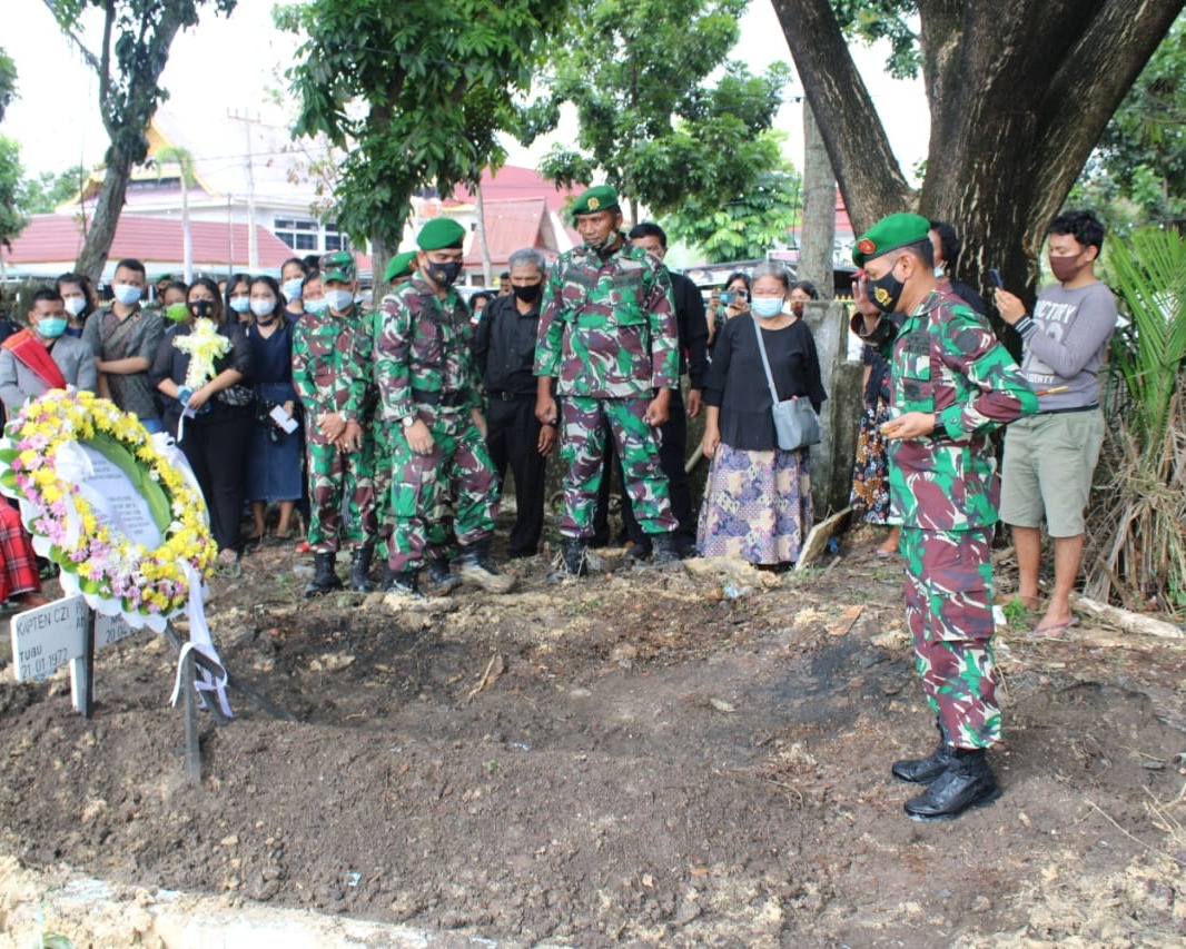 Dandim 0301/PBR Bertindak Sebagai Irup Dalam Pemakaman Almarhum Kapten Czi P Siregar