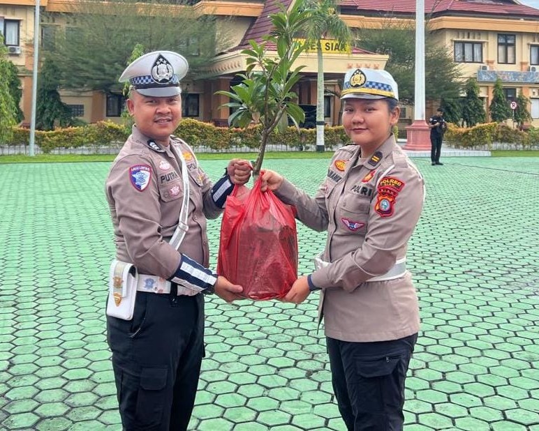 Unik dan Inspiratif, Kapolres Siak Beri Kado Ulang Tahun Berupa Bibit Pohon Sawo kepada Personel