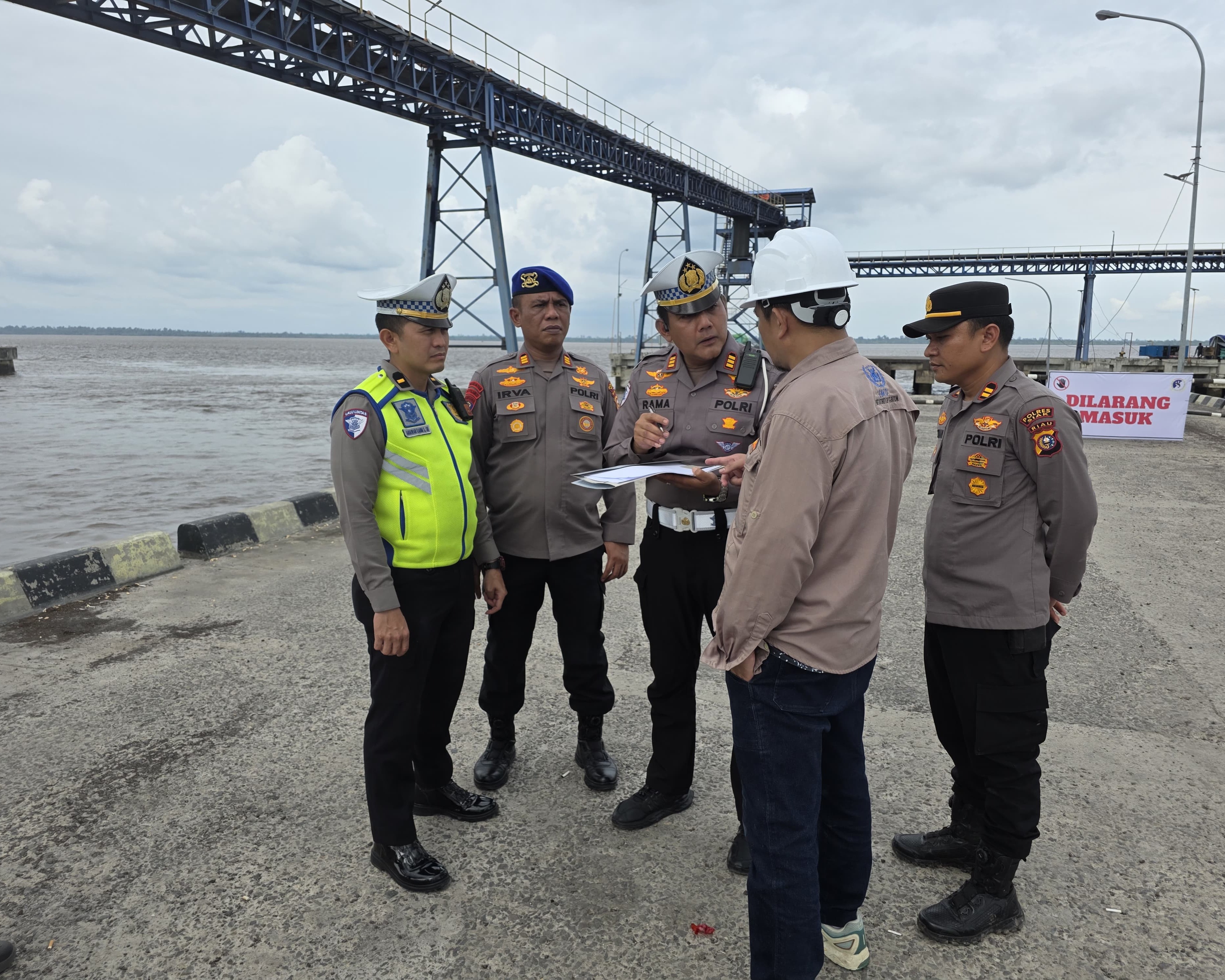 Trestle Pelabuhan Umum Tanjung Buton Ambruk, Polres Siak Lakukan Monitoring Dan Mitigasi Keselamatan