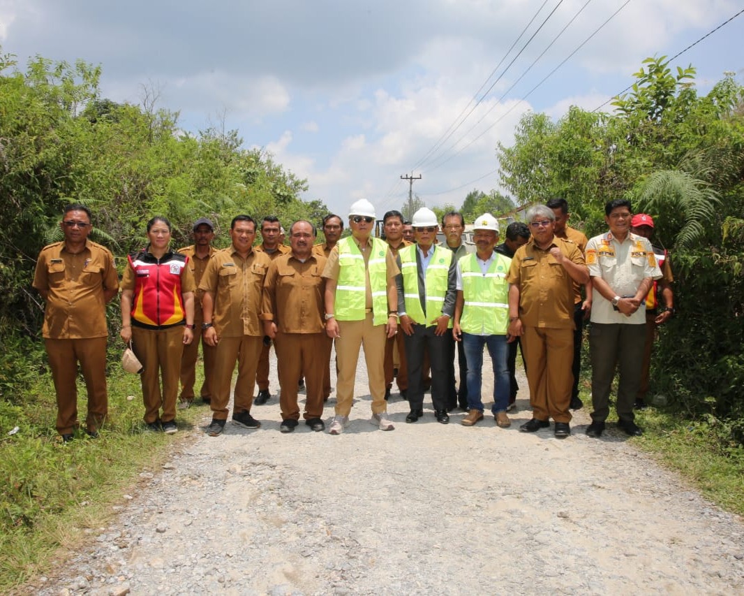 Bupati Taput Nikson Nababan Hadiri Groundbreaking Rekonstruksi Jalan Simpang Aek Mas - Batu Gonting  Kecamatan Siborongborong
