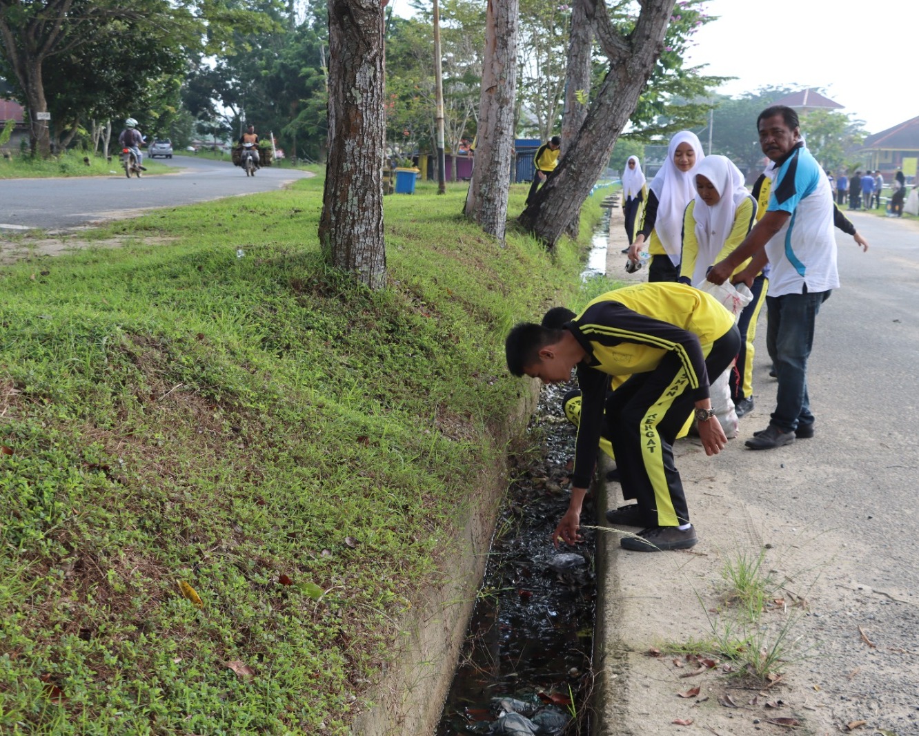 Peduli Lingkungan, Polres Inhu Memotori Kegiatan Pembersihan Sampah Secara Serentak di Kota Rengat