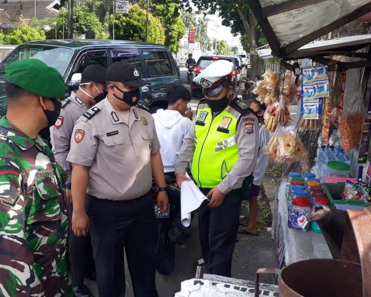 Babinsa Kodim 0301/PBR dan Personil Polsek Lima Puluh Laksanakan Patroli Sinergitas Dalam Menghimbau Protokol Kesehatan