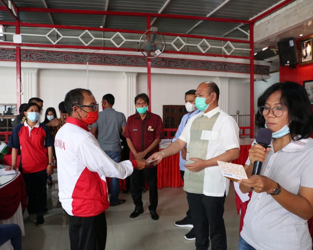 Bupati Taput Serahkan Bantuan Bahan Rumah dan Isian Hunian Sementara Kepada 34 KK Korban Kebakaran