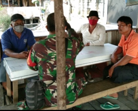 Babinsa Kodim 0301/PBR Laksanakan Kegiatan Komsos dan Pemantauan Prokes Covid-19 Bersama Warga Kelurahan Air Hitam