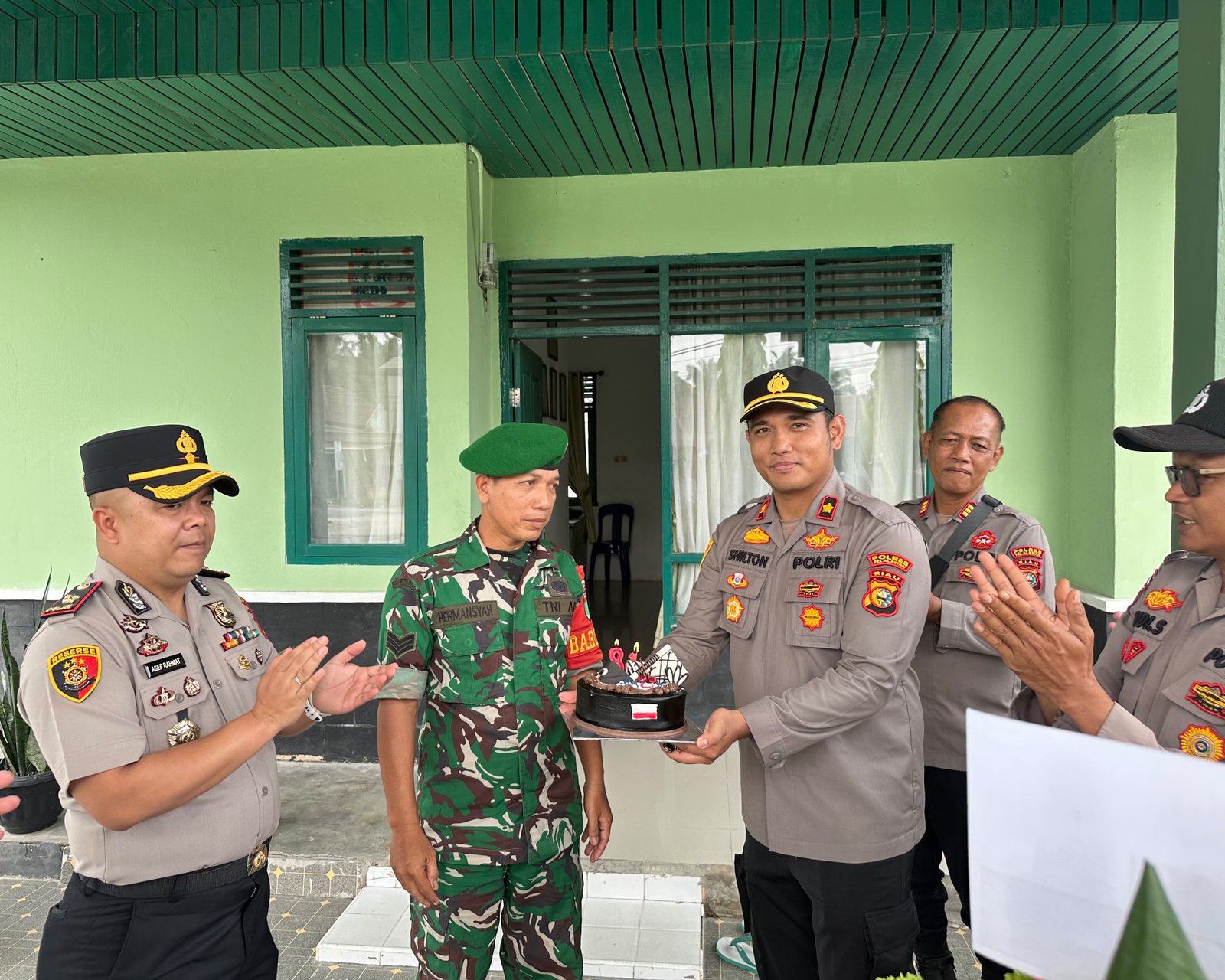 Soliditas TNI-Polri, Wakapolres Pelalawan Beri Surprise HUT TNI Ke-81 Di Koramil 09/Langgam