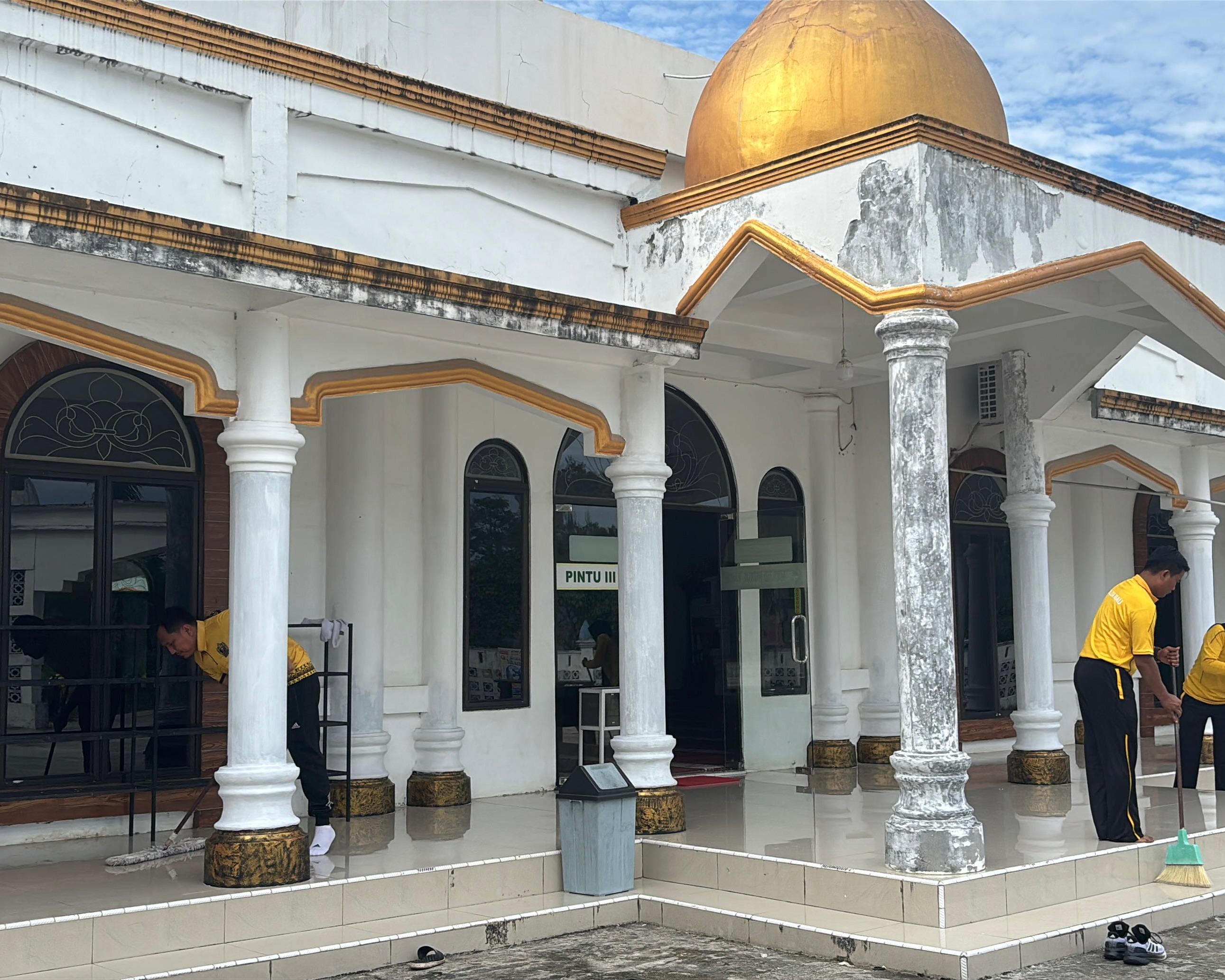 Polres Siak Dukung Gerakan Indonesia ASRI Lewat Aksi Nyata Membersihkan Rumah Ibadah Di Dayun