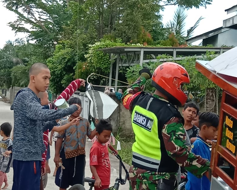 Babinsa TNI AU Lanud RSN Lakukan Patroli Rutin, Temukan Warga Sedang Main Layang - Layang di Sekitar Bandara SSK II Pekanbaru