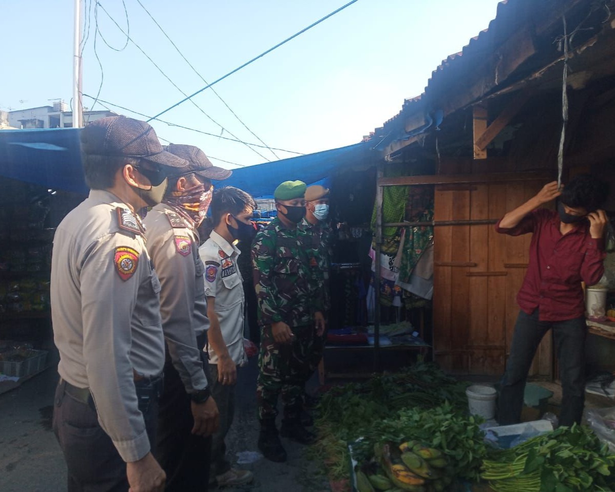 Babinsa Kodim 0301/Pekanbaru Bersama Petugas Gabungan Beri Himbauan Kepada Pengunjung Pasar Cik Puan Gunakan Masker