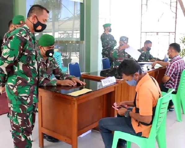 Kodim 0301/PBR Serahkan Secara Simbolis Bantuan Tunai Pedagang Kaki Lima dan Warung (BTPKLW) di Makodim